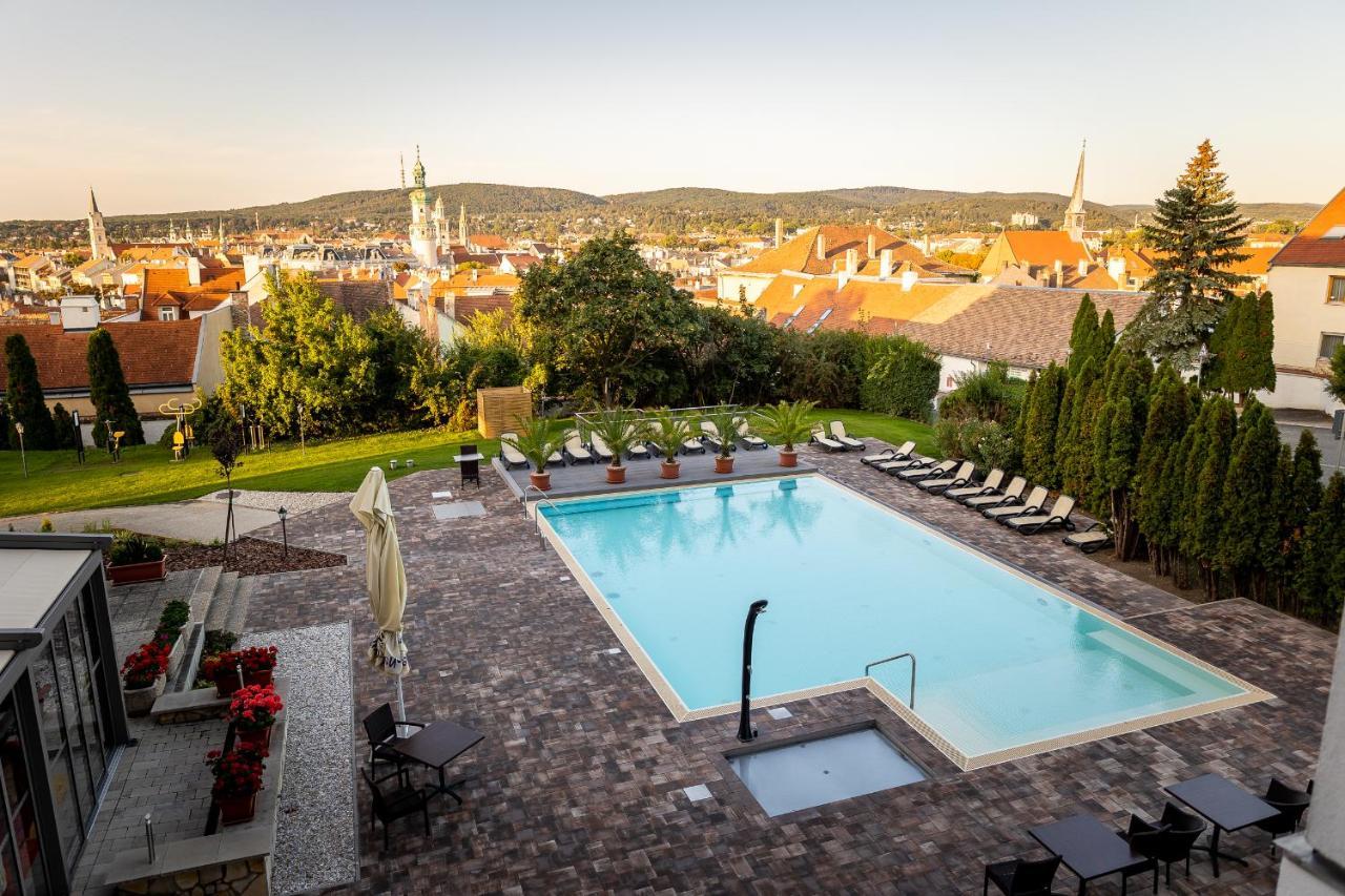 Vinosseum Bor- Es Apartmanhaz Sopron Exterior photo
